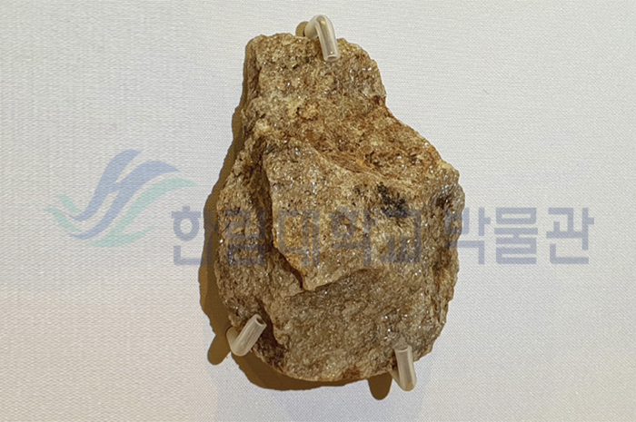 전시실_유물_주먹도끼_포토샵버전.jpg 이미지